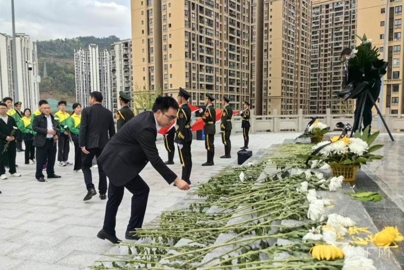 缅怀革命先烈 石柱中学开展清明烈士陵园扫墓活动