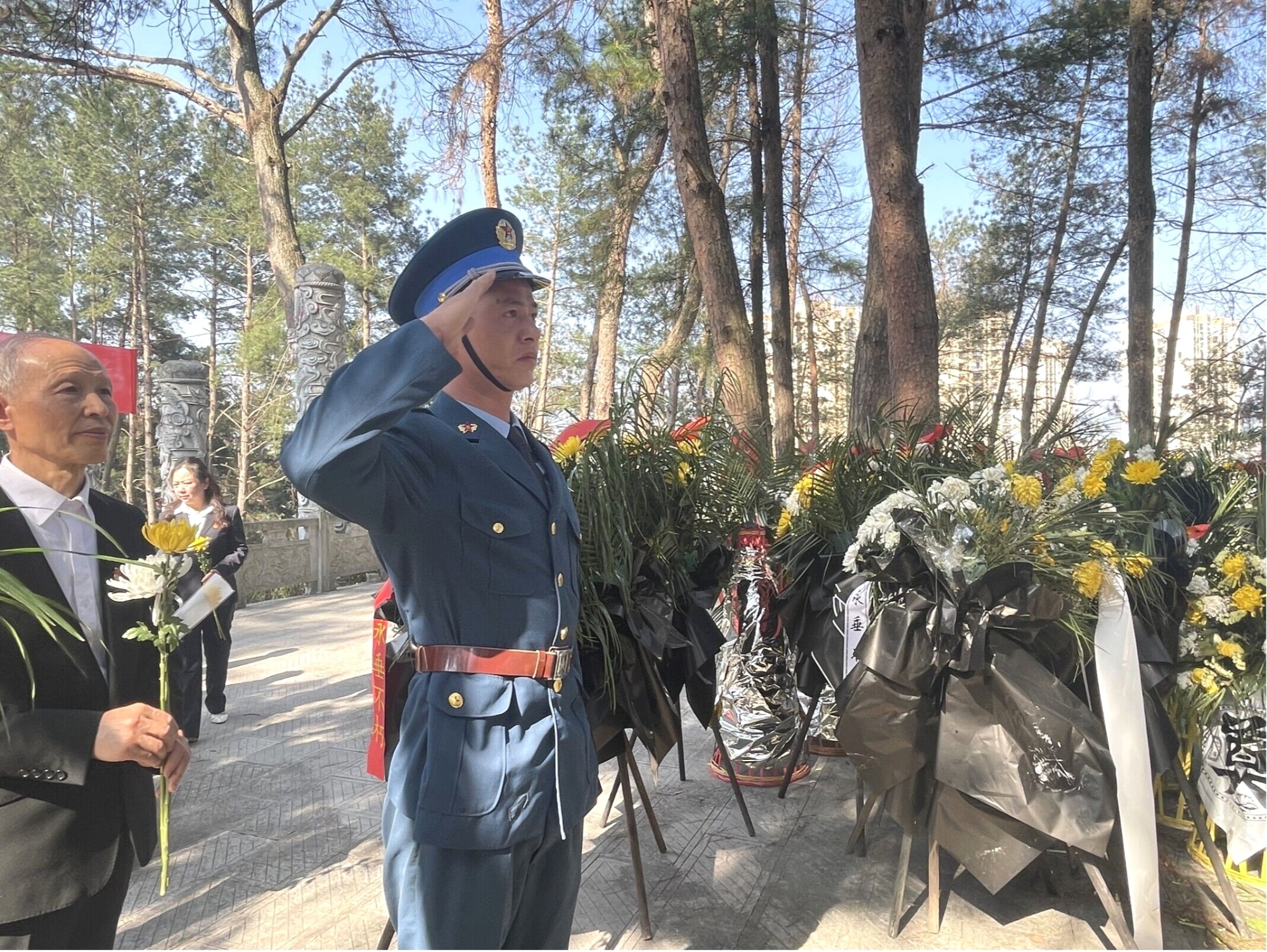 祭扫烈士墓图片图片