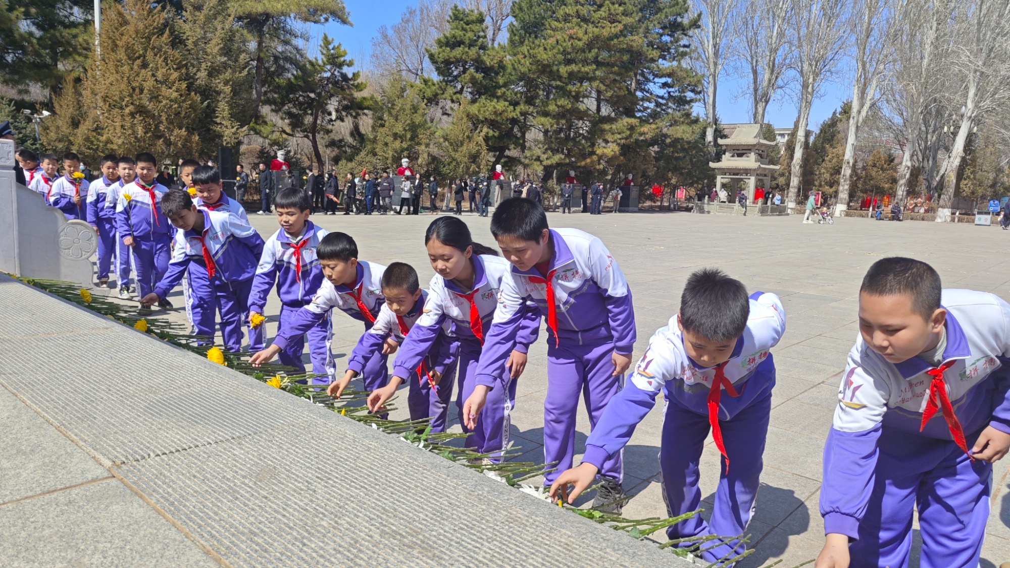 通辽市科尔沁区举行“铸魂·2024·清明祭英烈”暨包占全烈士安葬仪式