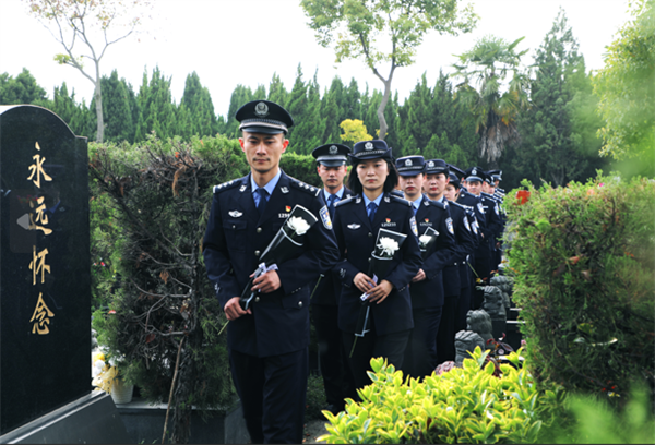 江苏警方开展形式多样的清明祭奠活动