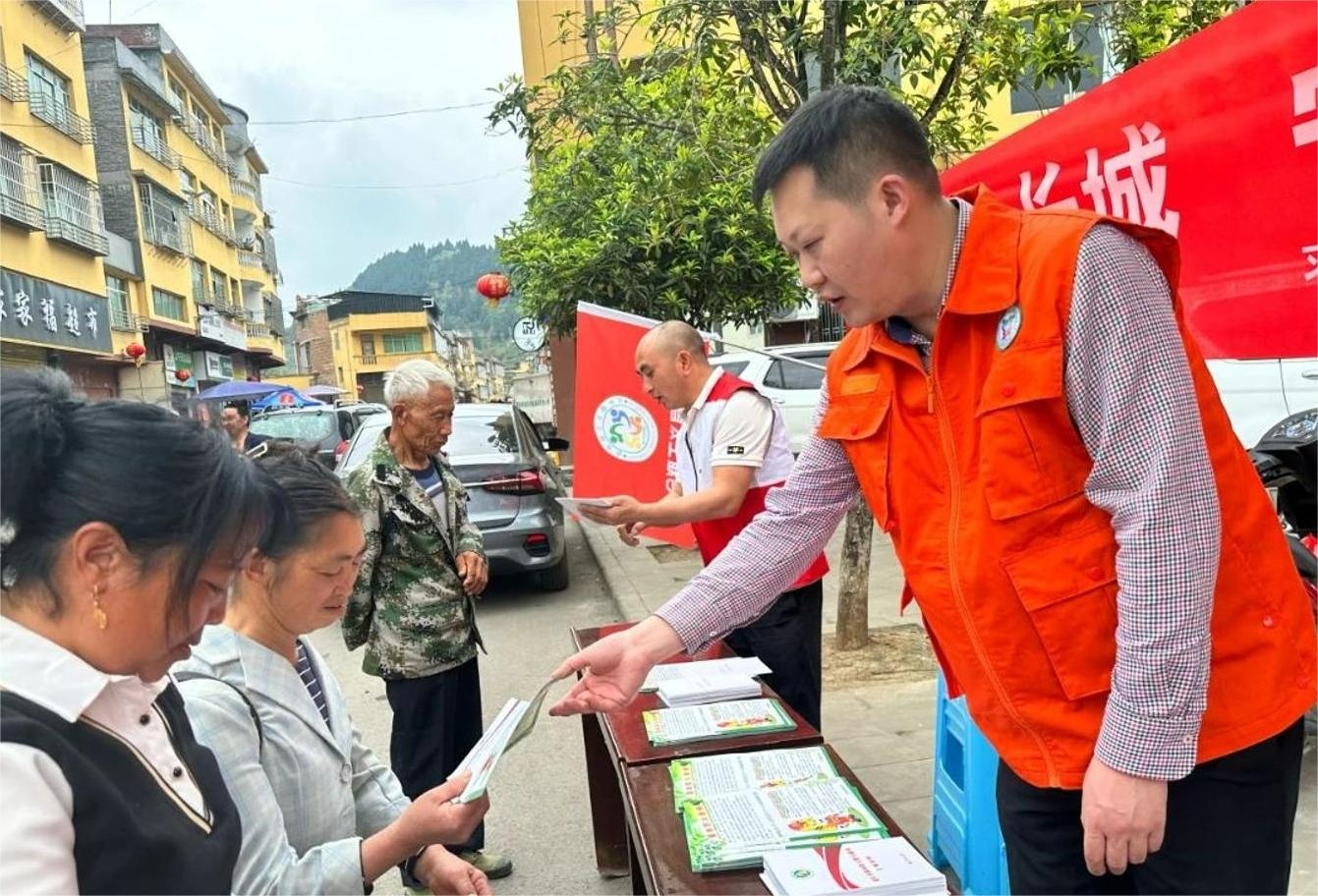 老乡们,上山祭祀,要注意不带火种,不带香烛钱纸,不要燃放烟花火炮