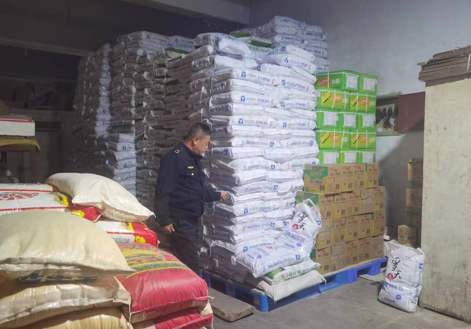 本次专项整治以辖区内食盐批发企业,大中型商超,食杂店等食盐销售单位