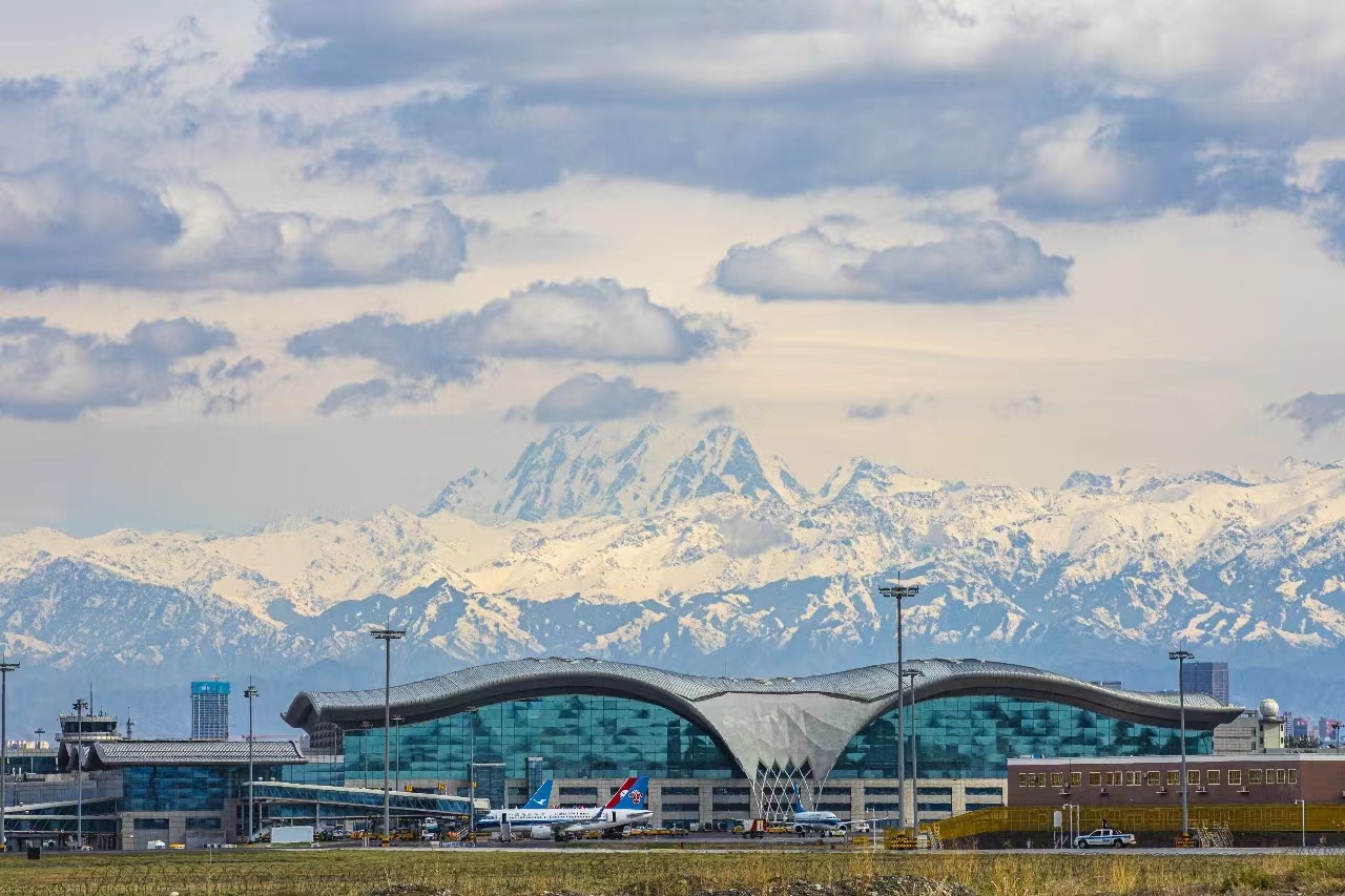 清明新疆机场运送旅客超30万人次