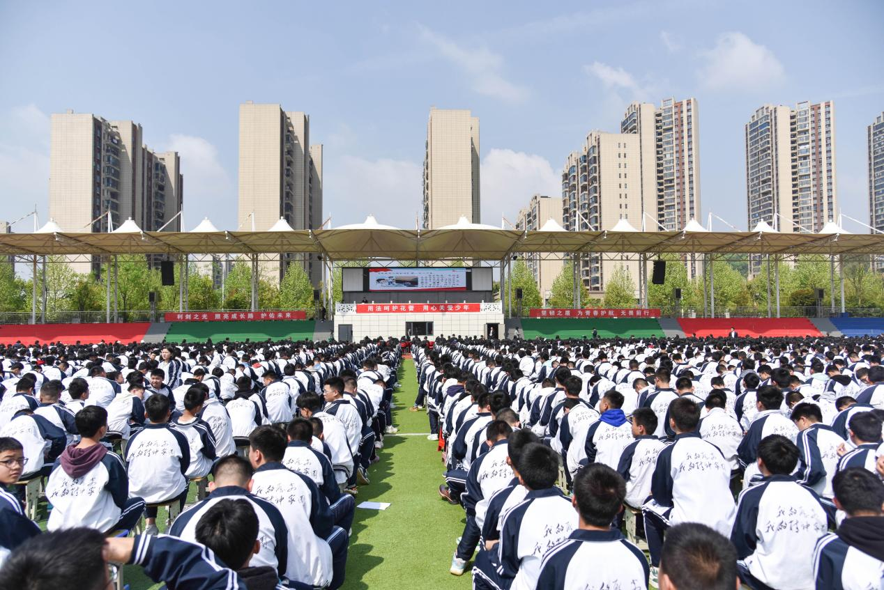 湖南娄底护未成长法院院长受聘担任中学法治副校长