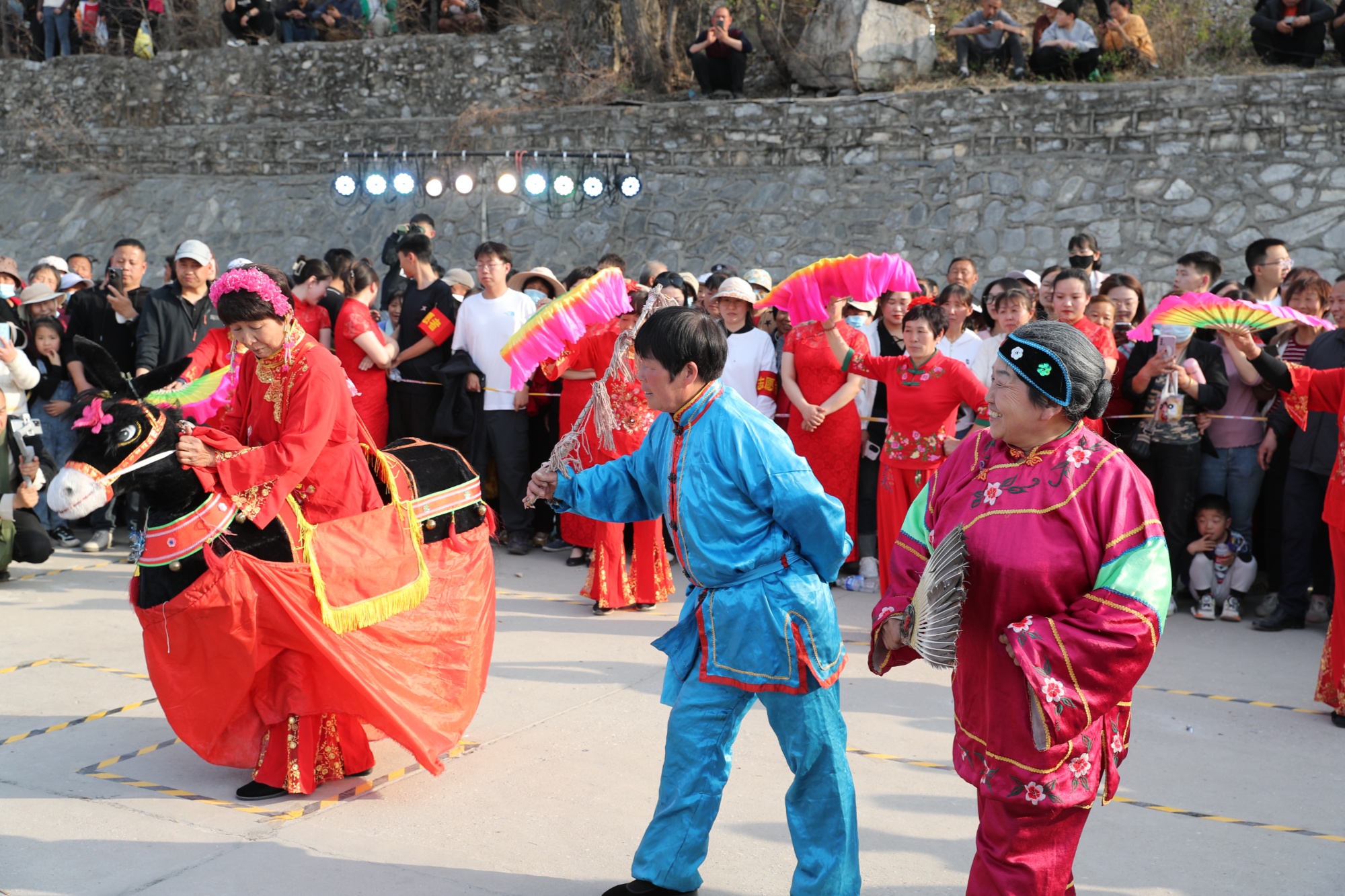 活动现场(赵端  摄)"今年桃花节期间,我们将赏花游和民俗文化相结合