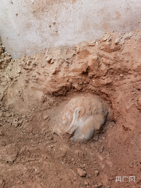 龙门石窟东山擂鼓台南洞前壁填充物有考古新发现