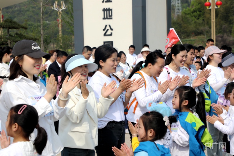 江西彭泽：亲子“马拉松” 快乐健康跑