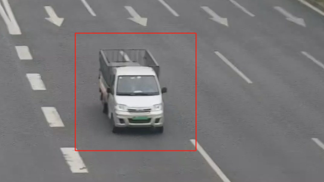 男子驾车错过路口竟冒险倒车200米 重庆警方介入处理