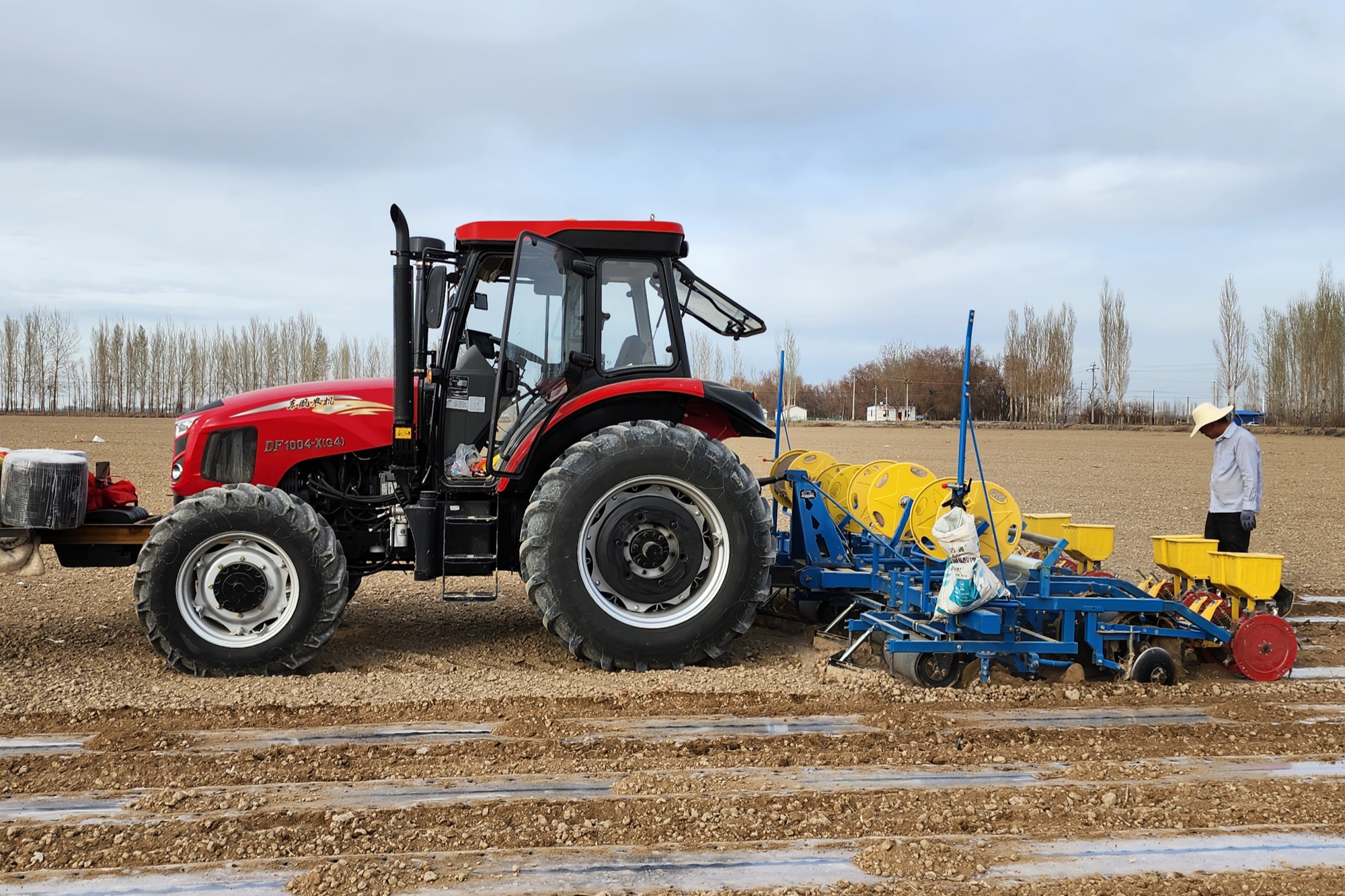 一四四团:科技助力春耕生产  万余亩籽粒玉米播种忙