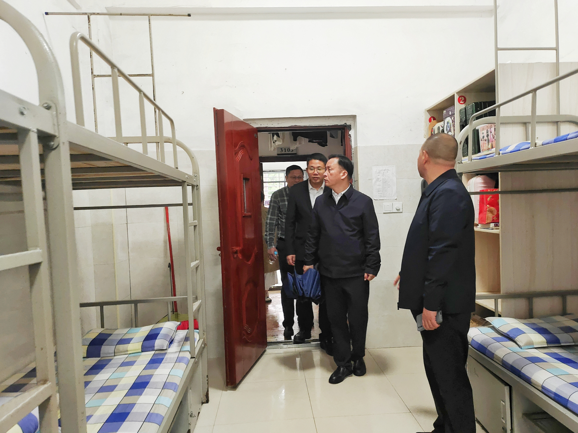 在衡南一中的寝室里,每位同学都严格约束自己的行为,把宿舍变成了温馨