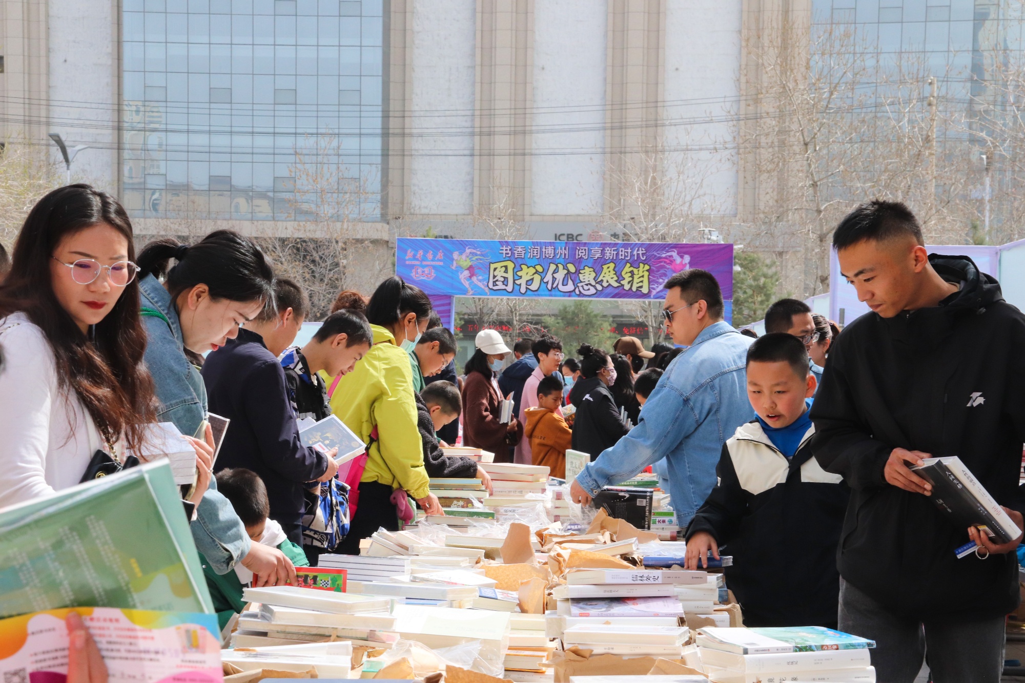 助力全民阅读 博州举行大型图书优惠展销活动