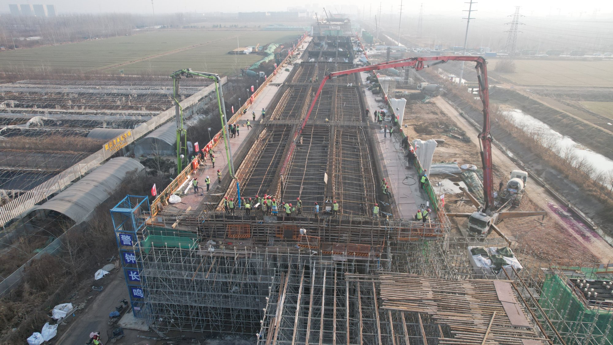 张家港大道一期快速化改造工程2标段浇筑首联箱梁