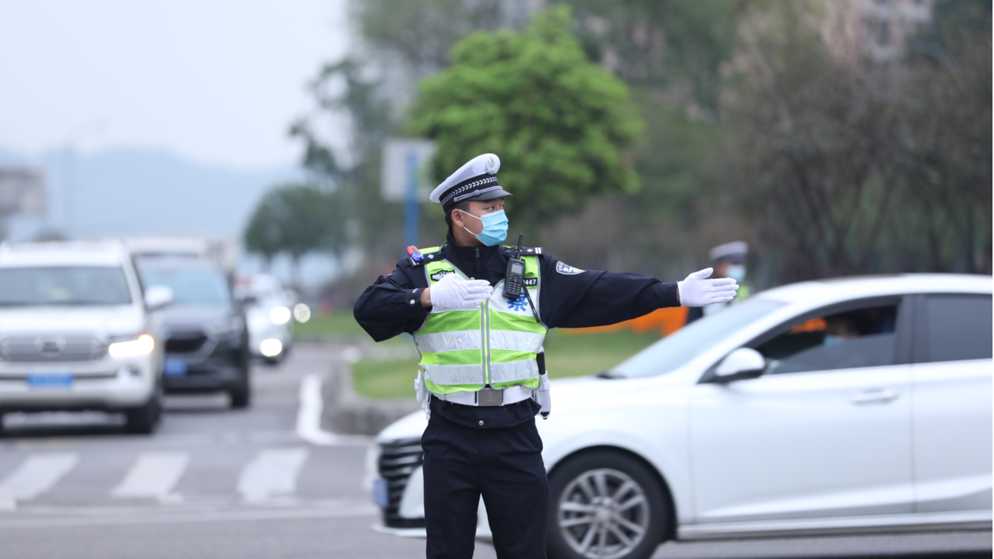 高新交巡警提升校园周边重点路段安全畅行指数