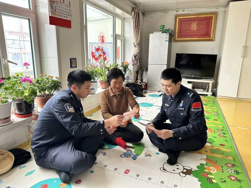 首页>吉林频道>吉林各地> 活动中,检查站民警通过悬挂国旗,发放宣传单