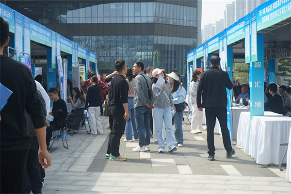河南省先进制造业青年就业专场于港区举行