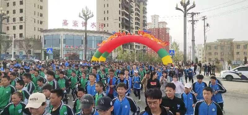 青海化隆环城赛暨中学生长跑赛起跑