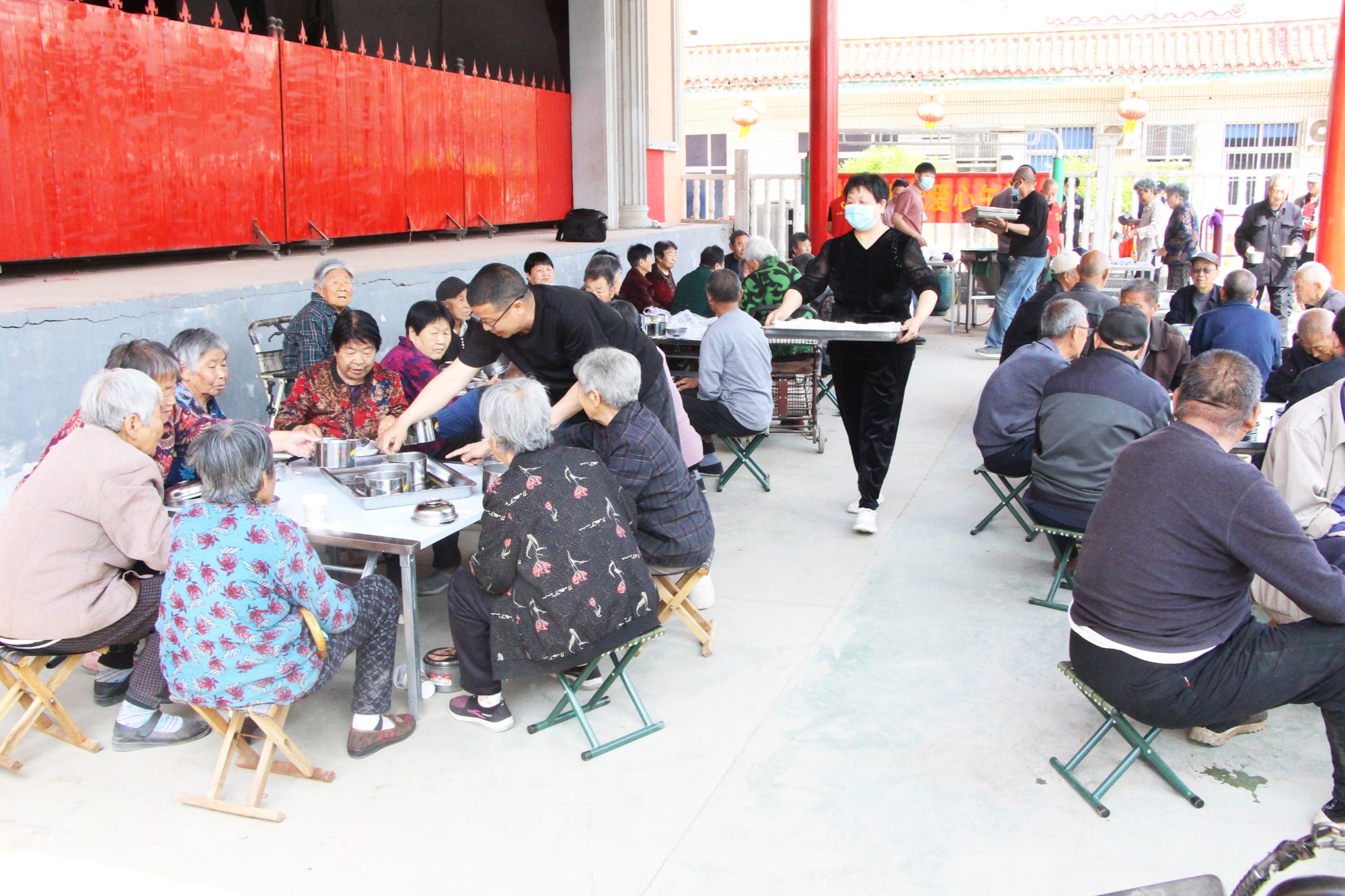 河北高阳：“爱心午餐”让105名老人吃出幸福味道