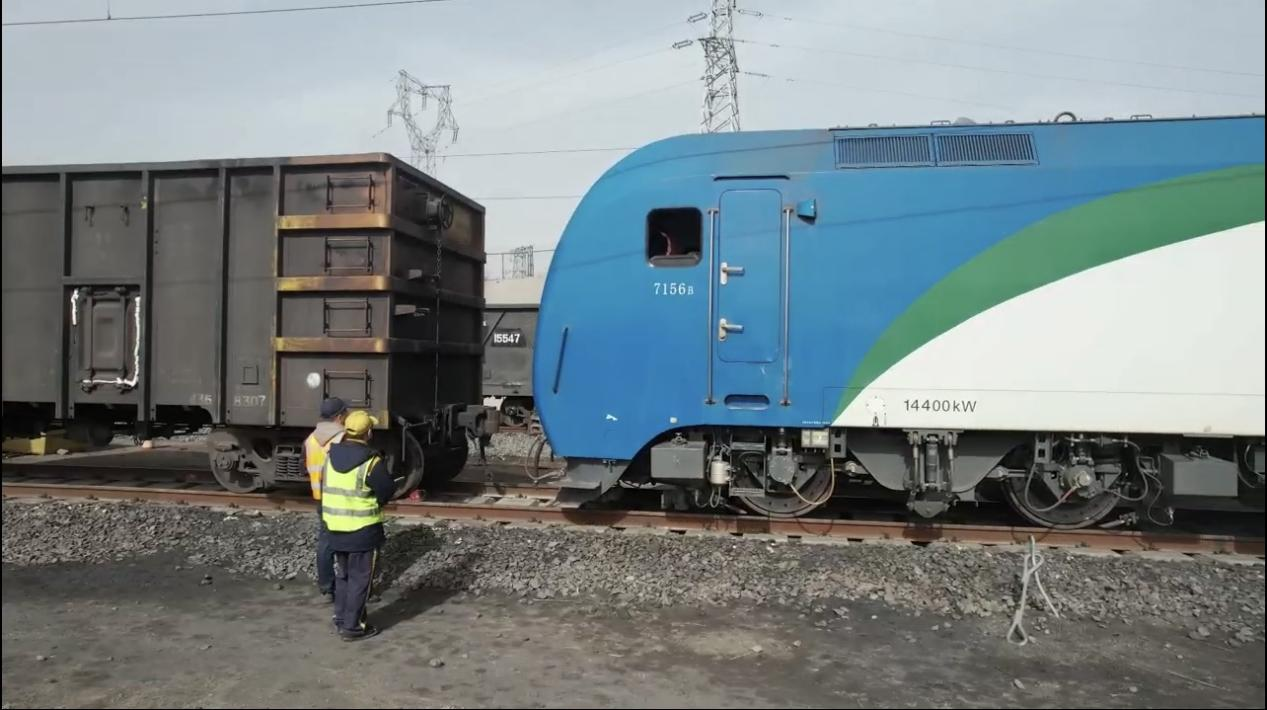 国内首台大功率氢能源调车机车在准格尔旗完成首次万吨装车试验
