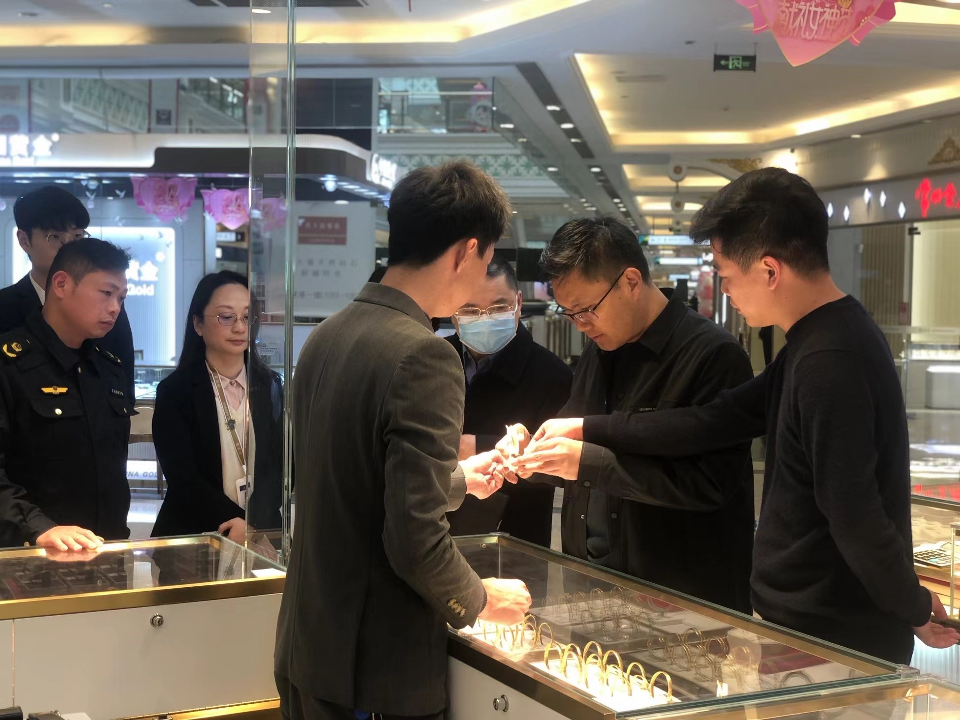中国黄金、老凤祥等黄金珠宝知名品牌被约谈  选购黄金饰品时如何避免上当受骗？