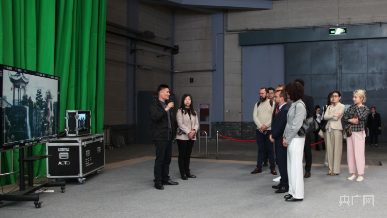 北京国际电影节巴西电影界代表团走进中国影都参观洽谈