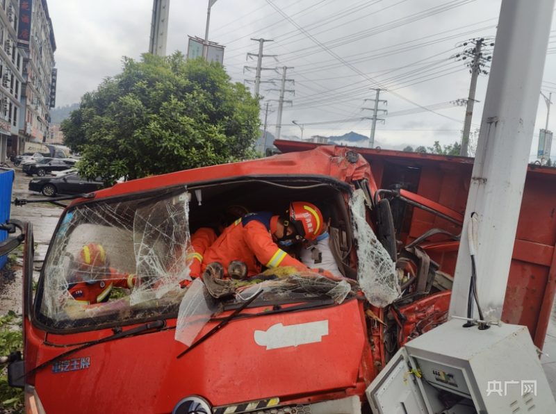 驾驶员被困车祸现场，湖南城步消防紧急救援