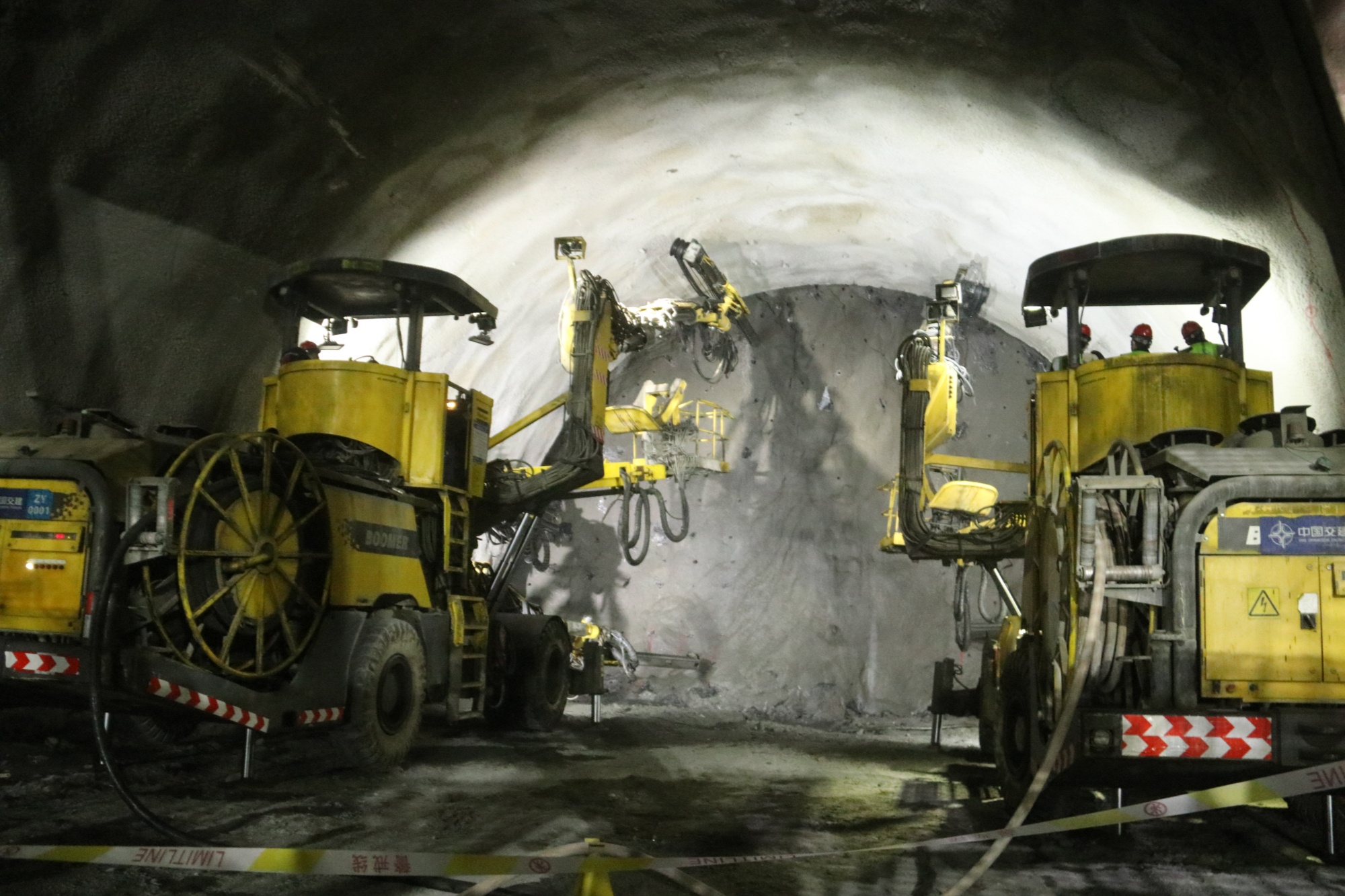 奋战二季度!天山胜利隧道进口端双主洞开挖已达十七公里