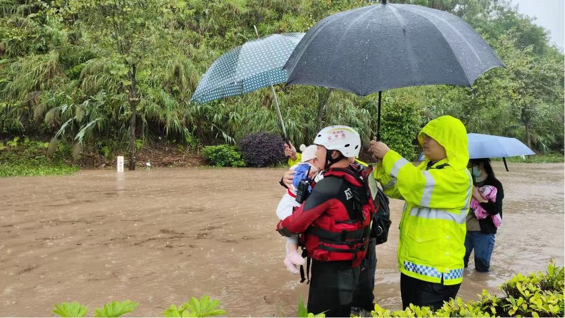 广西梧州消防部门紧急营救内涝被困群众