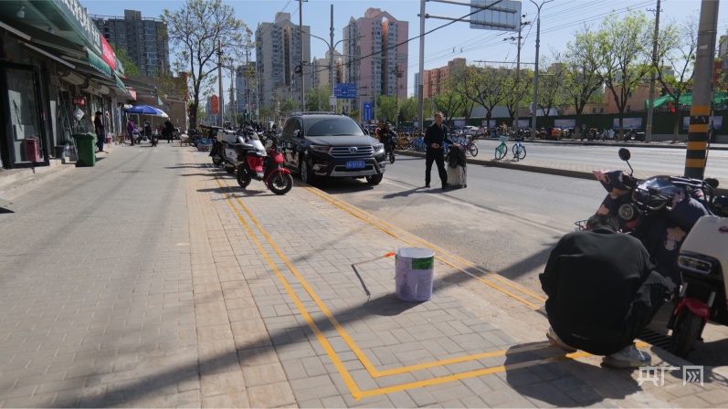 废旧花池改造成停车空间 北京右安门街道这样疏解站前拥堵