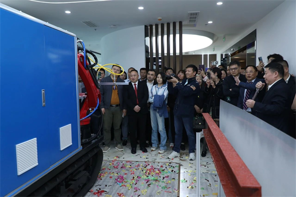 bat365官网登录入口江苏贝恩机器人科技有限公司举办智能喷涂机器人新品发布会(图1)