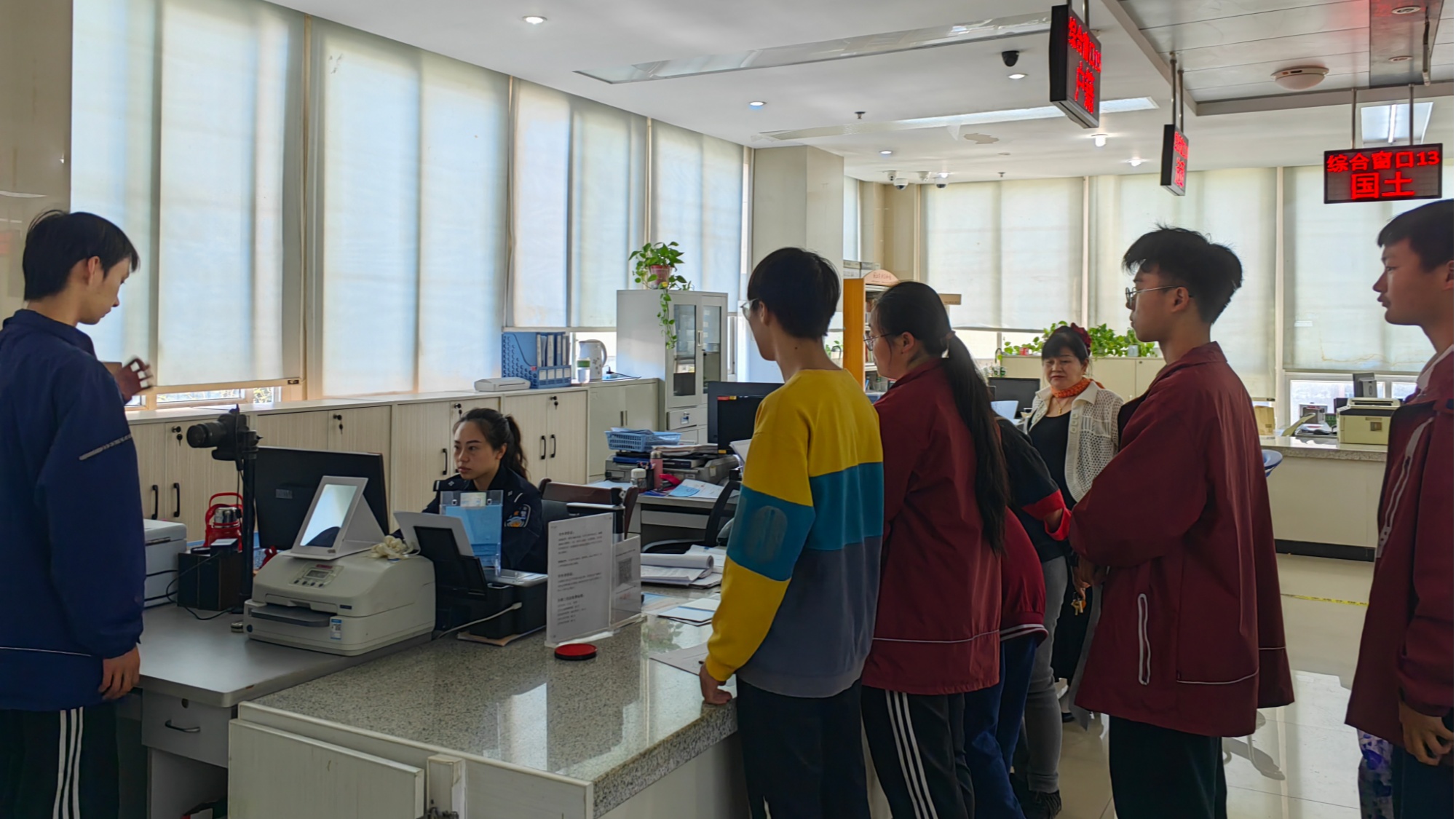 江津警方开辟"绿色通道"为中考生办理身份证