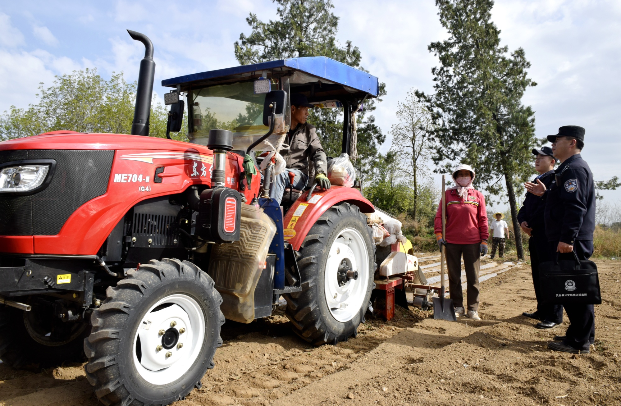 甘肃灵台公安精耕田园警务 为春耕生产增添“平安砝码”