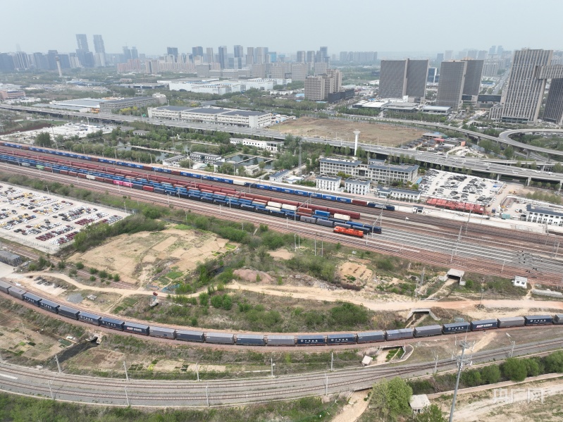 国铁集团郑州局开行首趟郑州至乌鲁木齐城际货物列车