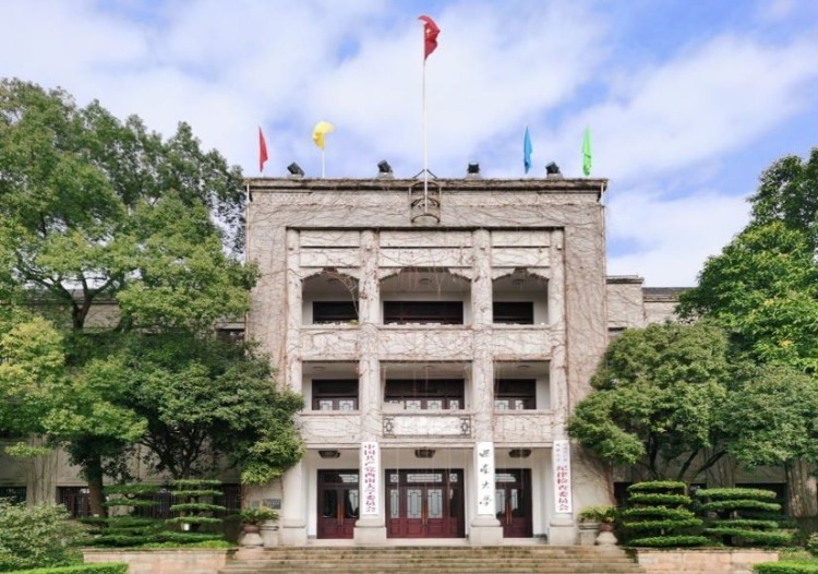该楼建于1951年,因曾经是川东行署旧址所在地,故也叫行署楼