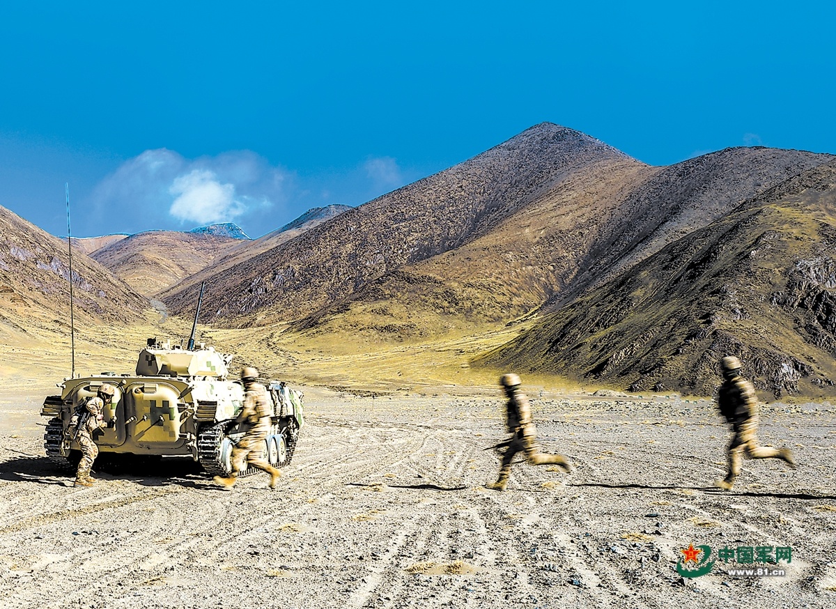 新疆军区某团开展进攻战斗训练，检验部队实战能力