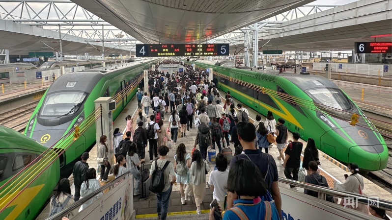“五一”首日云南铁路发送旅客达52.6万人次