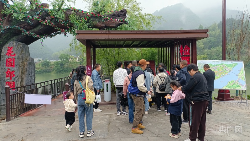 五一”期间 贵州镇远花海旅游季热闹迎客