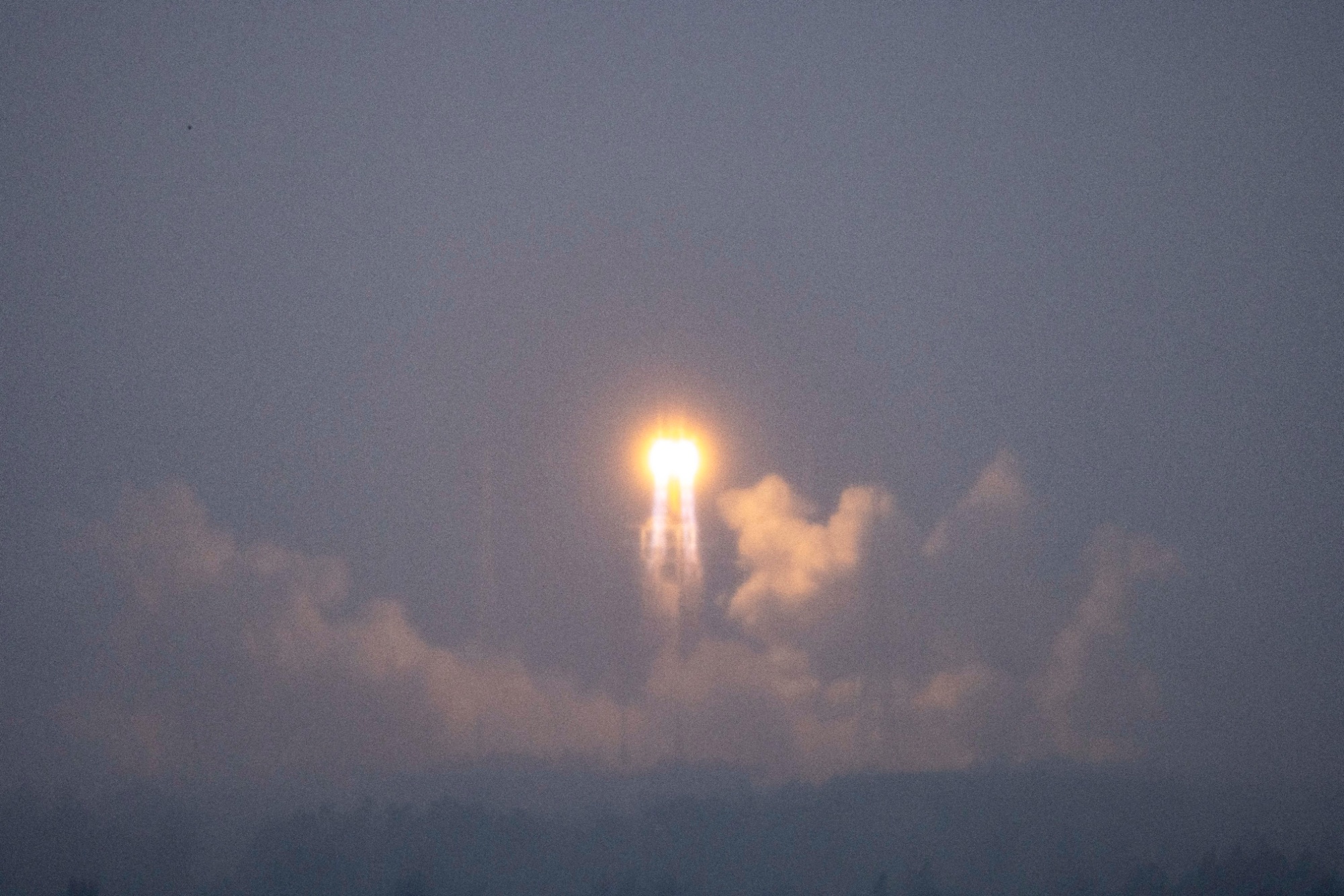嫦娥六号发射任务圆满成功  开启月球背面采样返回之旅