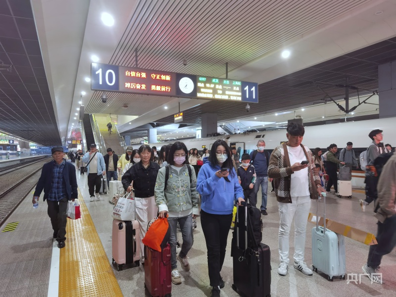 铁路上海站迎来“五一”到达客流最高峰