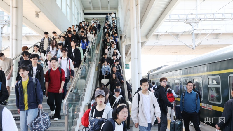 国铁集团郑州局迎来五一假期旅客返程高峰