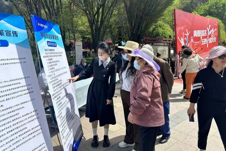 代表李林飞说:"在今天的活动中我认识了很多青年朋友,大家在一起交流