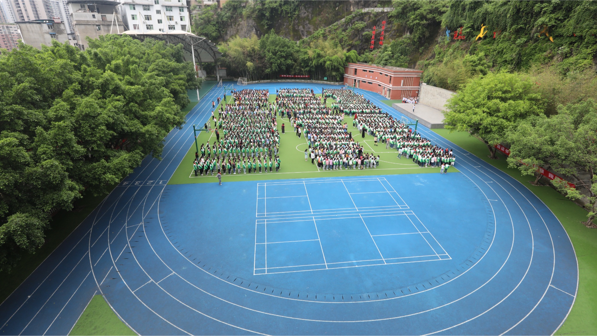 重庆彭水:运动场升级  师生居民受益