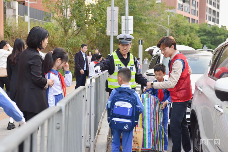深圳警方护航孩子上学“平安路”