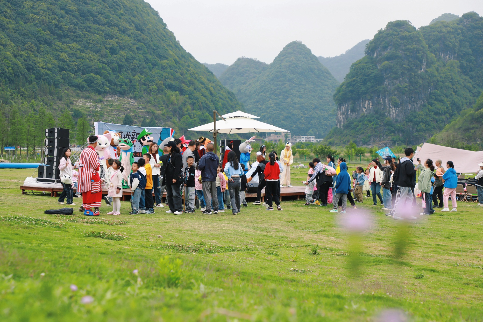 神泉谷景区内玩偶派对吸引游客(长顺县融媒体中心供图)生态旅游吸客