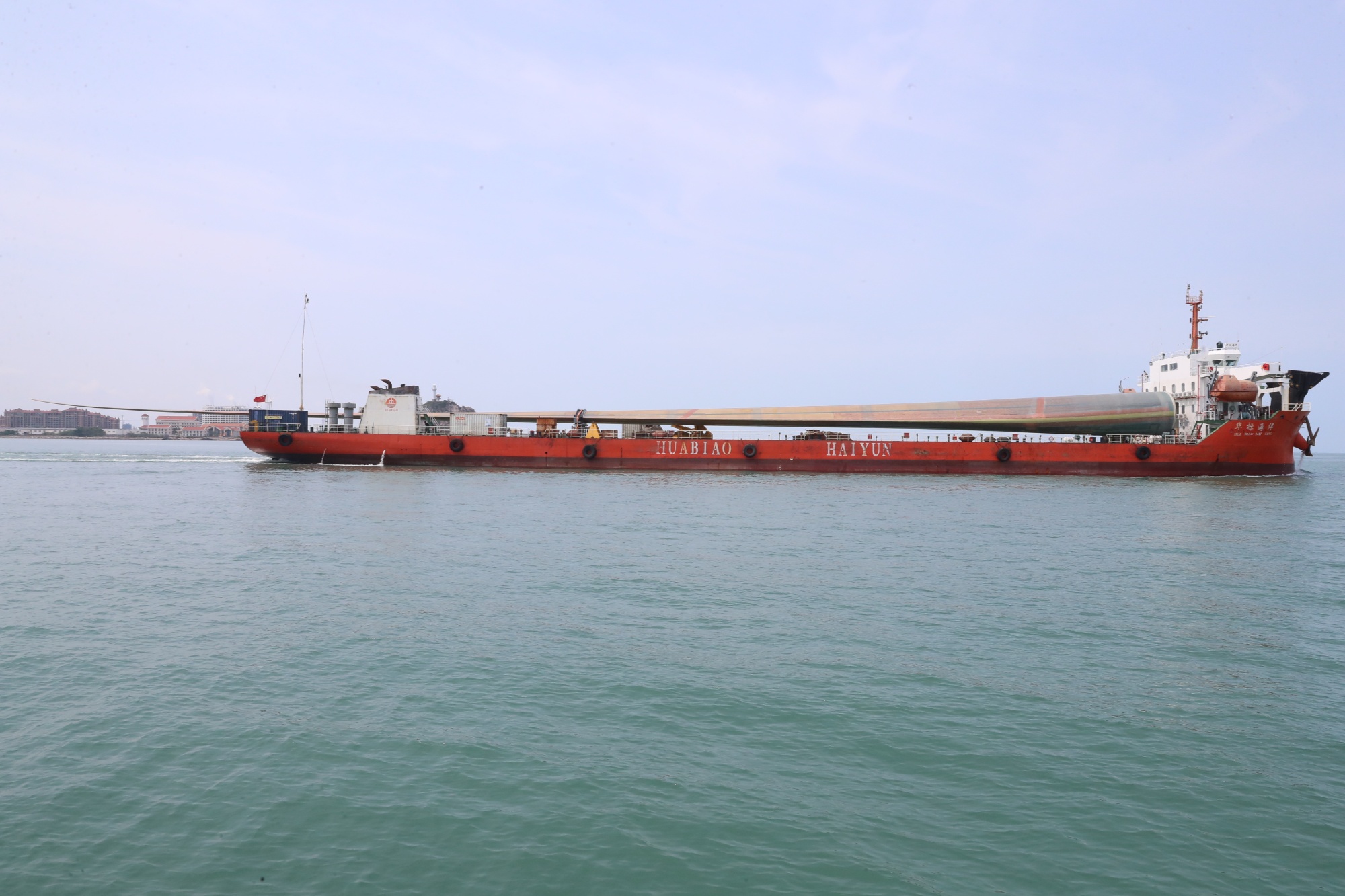 292米！全球叶轮直径最大风电叶片在海南东方装船出海往广东阳