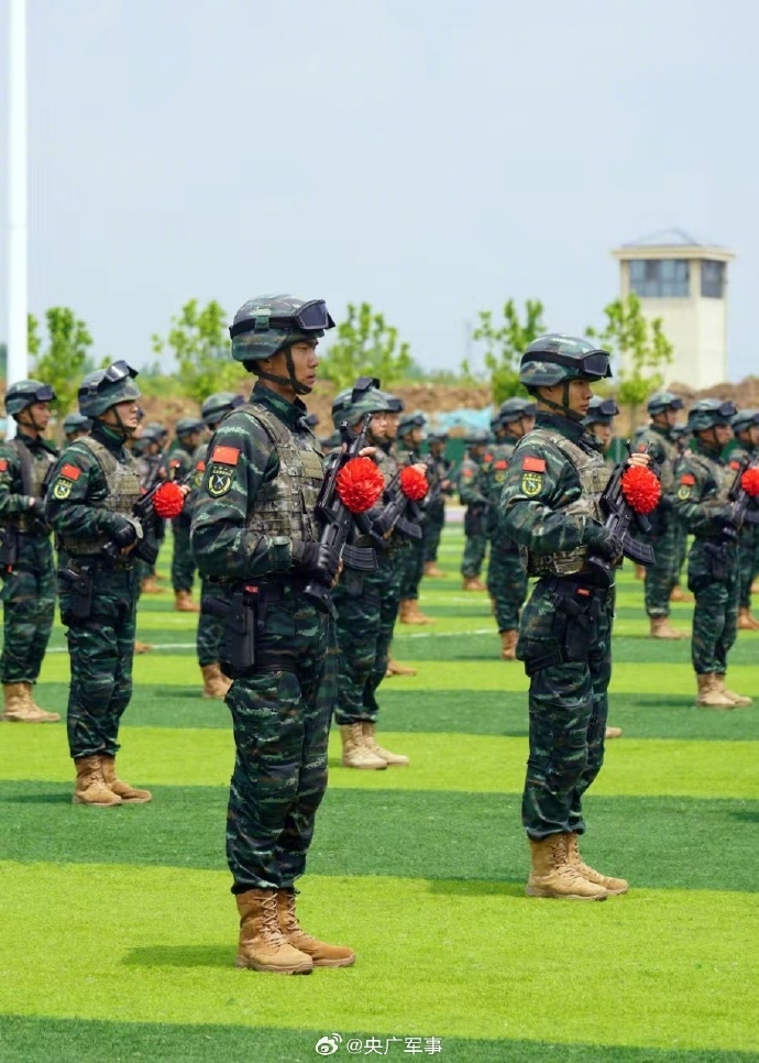 荣耀时刻！武警特战队员举行入队仪式_央广网