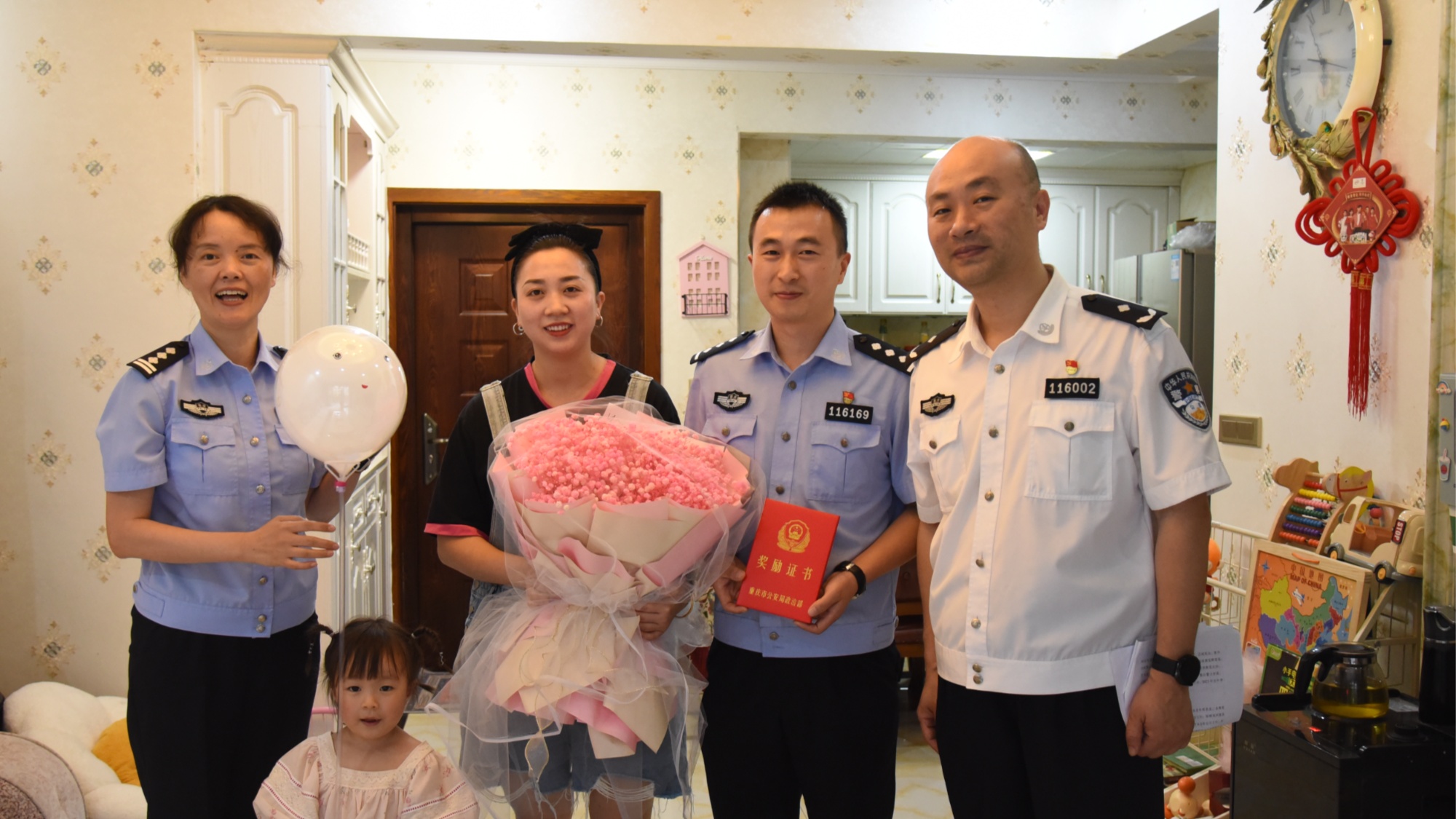 曾晓雪政委前往优秀民警家中送奖(万州区公安局供图)万州区公安局党委