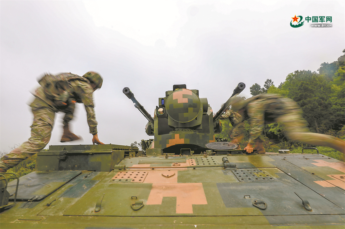 织密防空火力网——陆军某旅防空分队训练影像