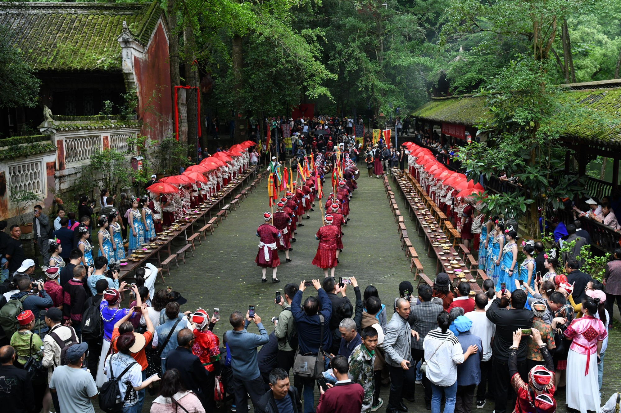 贵州黄平:载歌载舞欢度"四月八"