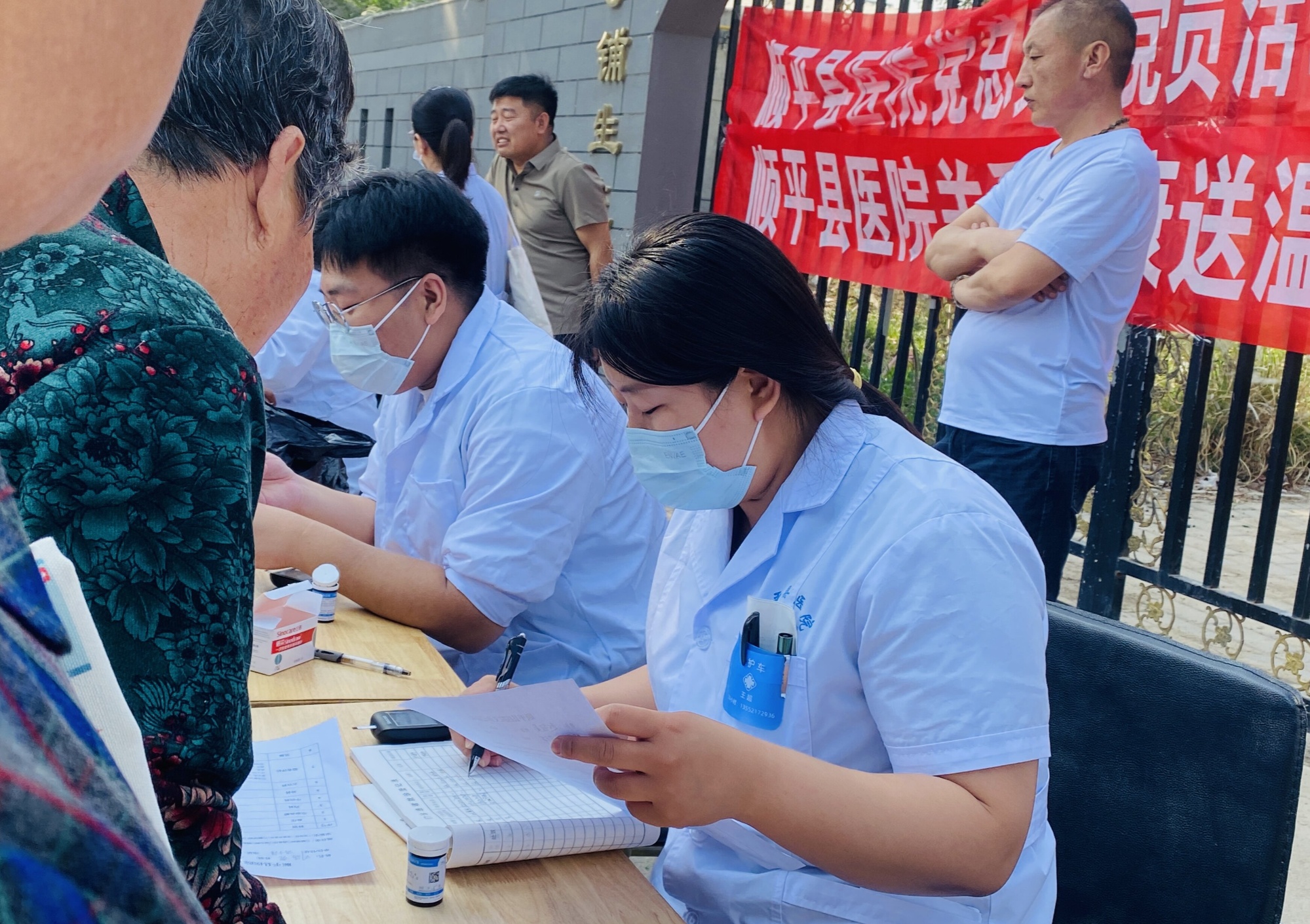 村民登记就诊信息(顺平县委宣传部供图)医务人员给村民查体(顺平县委