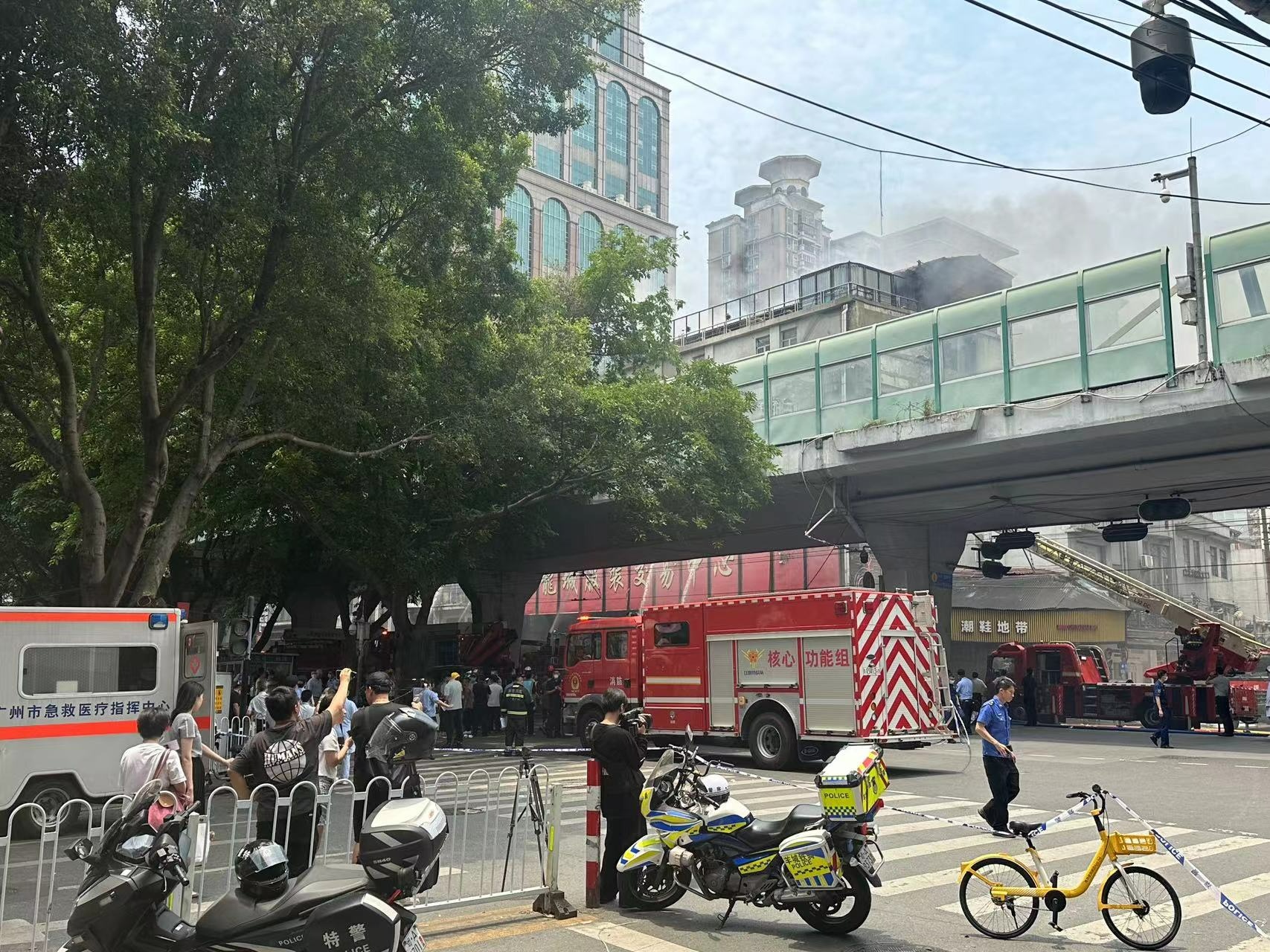 广州十三行服装批发商圈起火 已营救出9名被困人员